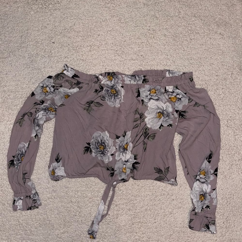 Kendall & kylie off shoulder floral lilac blouse
women’s size medium